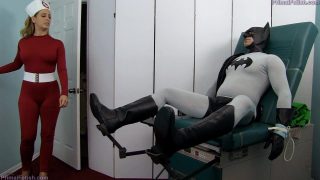 Nữ cosplayer y tá đối mặt với con cặc khổng lồ của Batman