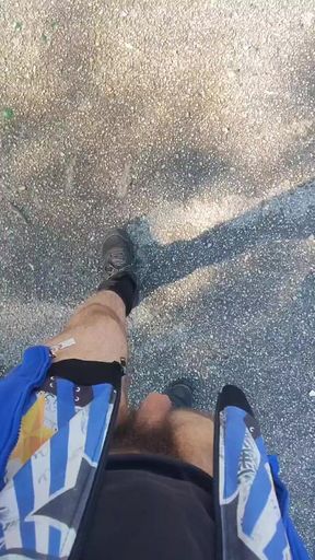 Nudo vicino una casa abbandonata