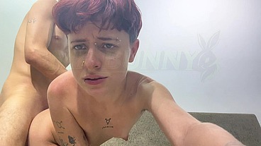 Comi a buceta rosa do novinho não binário no sofa da sala
