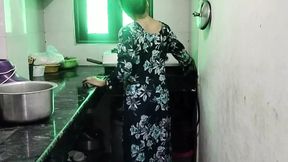 Desi aunty ko kichen me pakad ke pel diya
