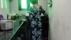 Desi aunty ko kichen me pakad ke pel diya