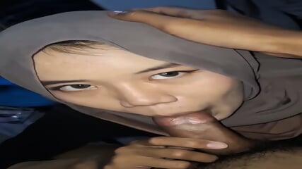 Adik hijab sepong dulu baru ngentot sama kakak
