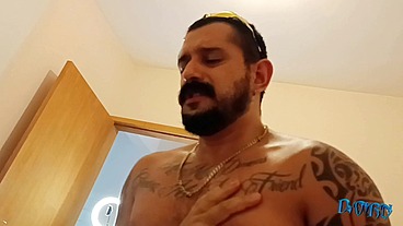 diabinho e cachorrão fodem cuzinho tatuado