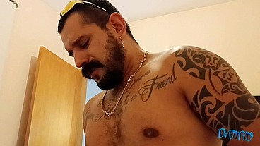 diabinho e cachorrão fodem cuzinho tatuado