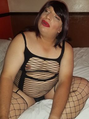 Thick crossdresser playing with long big 33cm dildo