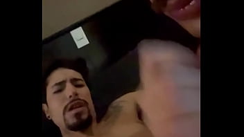 ASSISTINDO FILME PORNO COM O AMIGO