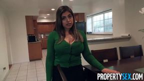 Curvy Housewife Ella Knox Gets Steamy with a Local Real Estate Agent During a Home Visit!