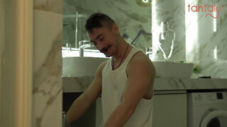 Парень трахает задницу 18-летней шлюхе в жаркой тройке.