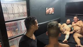 fizemos a orgia no quarto pegando esses dois casados safadinhos, e realizando o desejo de usar seu maridao