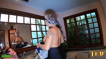 Depois de pegar ela no banho é hora de fazer a safada dar o rabo pela primeira vez