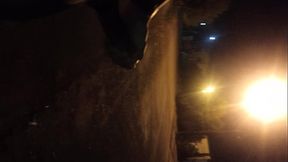 Batendo uma e gozando na rua