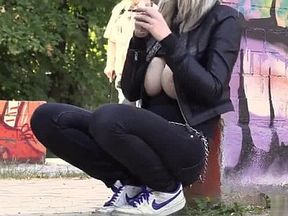 Exhib d'une jolie blonde à gros seins qui fume