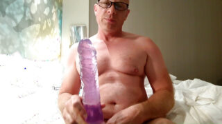 Napalony twink rozpracowuje swoją wypukłą dupkę grubym dildo, zanim zlizuje każdy centymetr