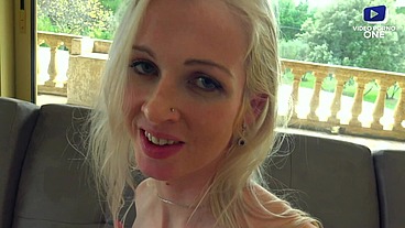La femme du voisin à des gros seins