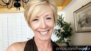 Mature housewife fucks vibrating sex-toy