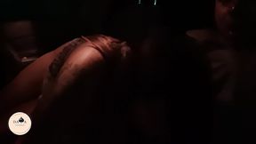 video sem censura. mulher casada traindo o marido com mendigo dentro do carro e terminando a foda em local abandonado. uma mao na direcao e outra no carinho