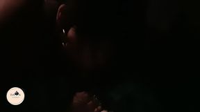 video sem censura. mulher casada traindo o marido com mendigo dentro do carro e terminando a foda em local abandonado. uma mao na direcao e outra no carinho