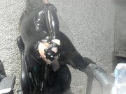 entrainement anal sissy, plein de godes et une bouteille :p