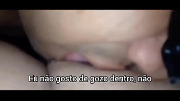 Voltei pra casa com a porra do meu chefe escorrendo na buceta e fiz meu corno lamber tudinho