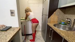 mi hermosa madrastra lavando con un gran culo en traje deportivo tuve una ereccion y mi masdrastra buena me ayudo