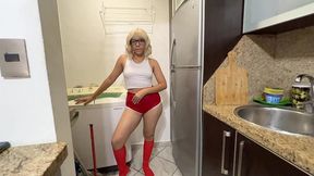 mi hermosa madrastra lavando con un gran culo en traje deportivo tuve una ereccion y mi masdrastra buena me ayudo