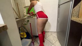 mi hermosa madrastra lavando con un gran culo en traje deportivo tuve una ereccion y mi masdrastra buena me ayudo