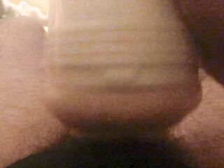 Je deviens excité pendant que je lèche sa chatte et me masturbe fleshlight