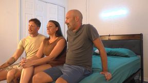 Stranded Melanie Hicks in Between Two Cocks
