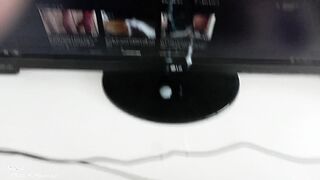 Potente corrida pringosa gimiendo sobre mi pc mirando mi propio perfil en PH! Estaba muy cachondo!
