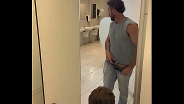 DANDO PRO PAUZUDO GOSTOSO NO BANHEIRO