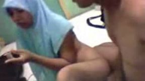 Hijab slutty amateur bitch got nailed doggy style on webcam by her man