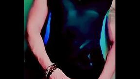 Hombre heterosexual muy sexy se toma sus propios orines