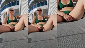 je me chauffe ma petite chatte sur le bateau