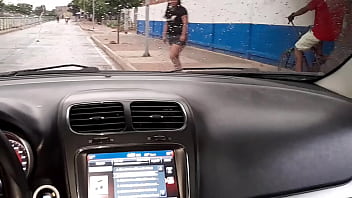 Exhibicionismo p&uacute_blico al aire libre por las calles de Valledupar, Colombia. DeisyYeraldine dando una PutiVuelta en un Ubersex (Paseo Sexual) mostrando su gran culo y chupando polla en el coche por la v&iacute_a p&uacute_blica