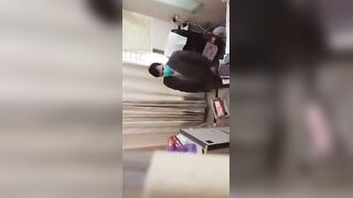 فيديو مسرب لـ مدير المدرسه وهو زانق المدرسة بتاعت الانجليزي في المكتب بيفرشها