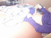 18 - letý chlapec se hraje sám se sebou