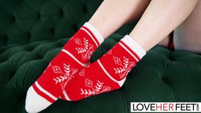 Sexy Paris White warms up with festive foot tease