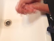 Llenando de leche la bacha del baño