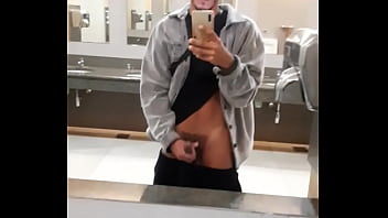 Gozando no banheiro do shopping