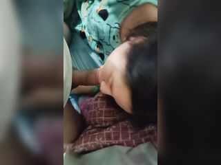 Tenía sed de leche y comenzó a mamar mi polla