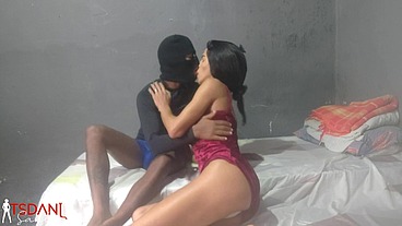 Daniela Santos recebe a visita do seu vizinho Boydotado97 e ele acaba querendo e metendo muito nela bem gostosinho.