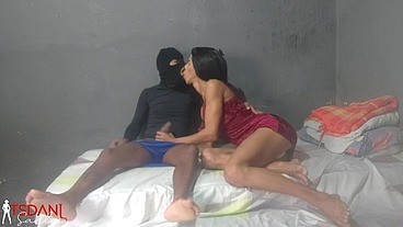 Daniela Santos recebe a visita do seu vizinho Boydotado97 e ele acaba querendo e metendo muito nela bem gostosinho.