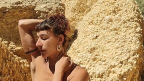 Amateur lovers gets dirty at the beach