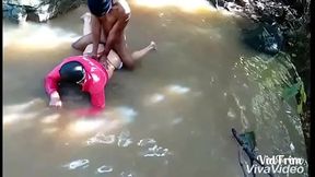 TR&Ecirc_S EM UM:   TEM CU QUE AGUENTE?