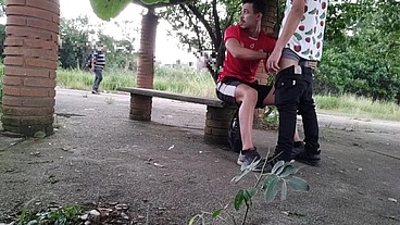 O GAROTO CHUPA SECRETAMENTE PAUS DE HOMENS DESCONHECIDOS NO BANCO DA PRAÇA