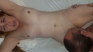 Chupada intensa na xoxota da casada produz um orgasmo forte