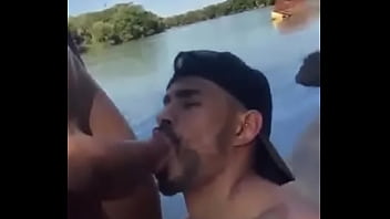 Hetero se la deja chupar por su amigo