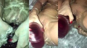 attimi di piacere nella vasca da bagnoattimi di piacere nella vasca da bagno
