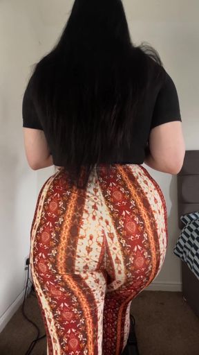 Big-booty babe walks the treadmill in tight leggings