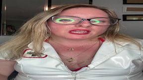 tu aimes les infirmieres ??? tu vas avoir une tres particuliere ...